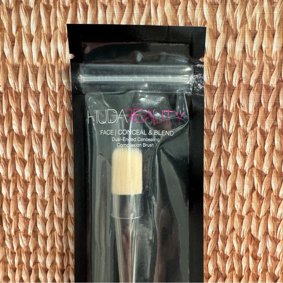 🖤 HUDA BEAUTY FACE CONCEAL & BLEND DUAL-ENDED CONCEALING COMPLEXION BRUSH SOFT - Picture 2 of 5